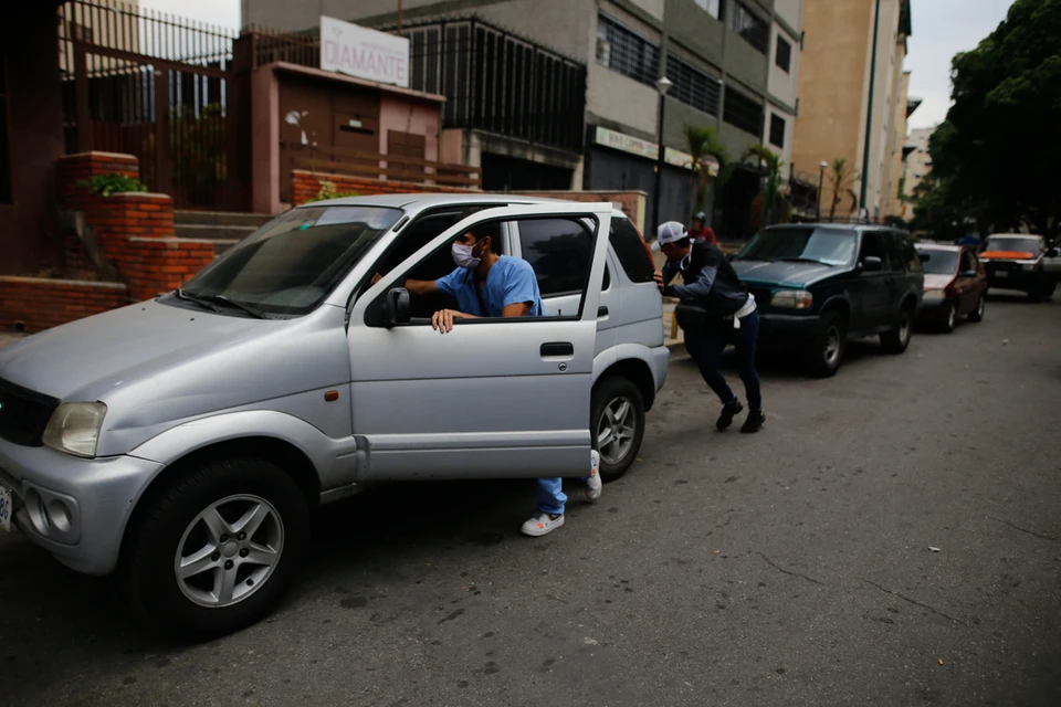 Президент страны Николас Мадуро в субботу объявил о том, что власти поднимают цены на бензин.