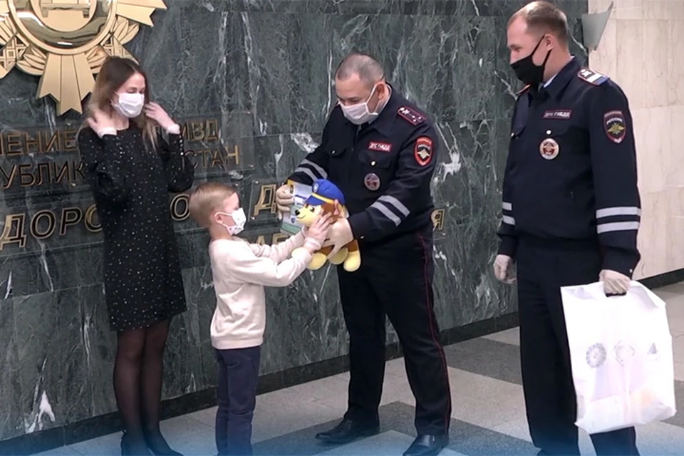 Именно сотрудники МВД России чаще всего первыми приходят на помощь малышам