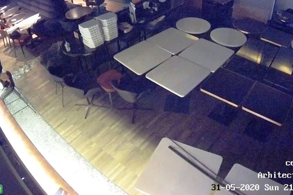 Руководство бара выложило фото с камер видеонаблюдения, установленные в залах.