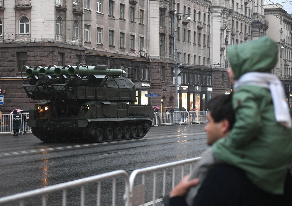 Военная техника во время репетиции Парада Победы на Тверской улице.
