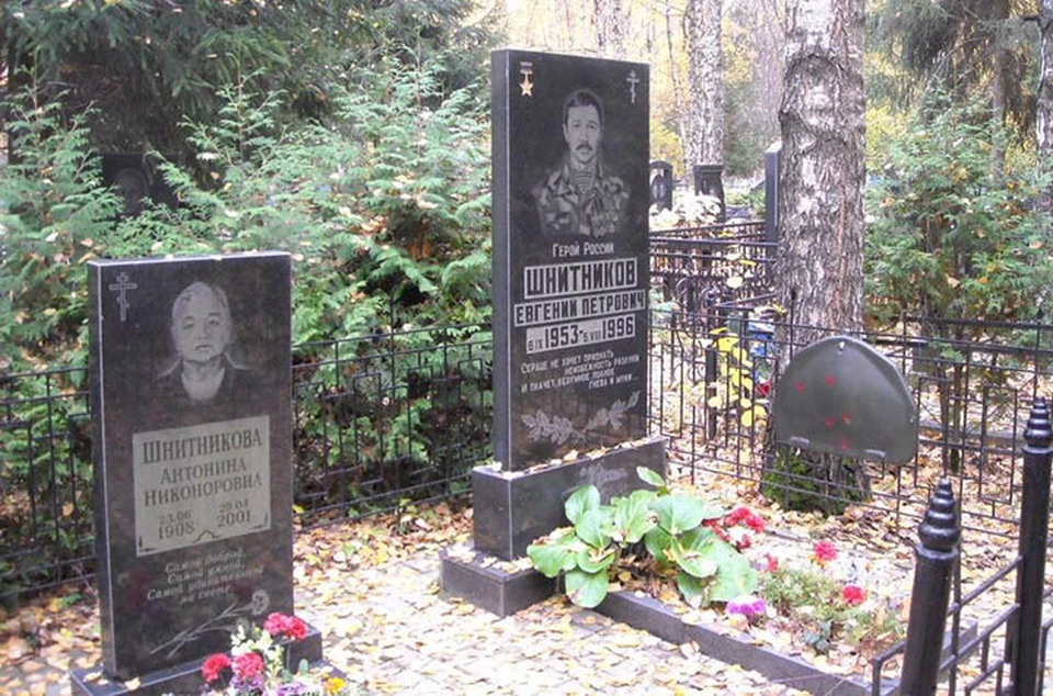 Вандалы похитили люк от БТР с могилы Героя России Евгения Шнитникова.