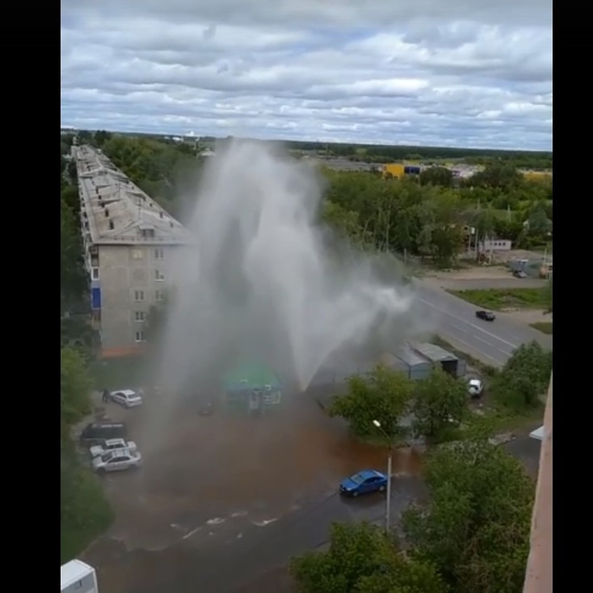 В Омске забил фонтан выше 5-этажного дома - KP.RU