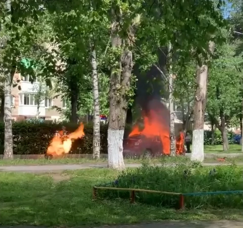 Автомобиль взорвался и загорелся на улице Дружбы в Перми. Фото: скриншот видео.