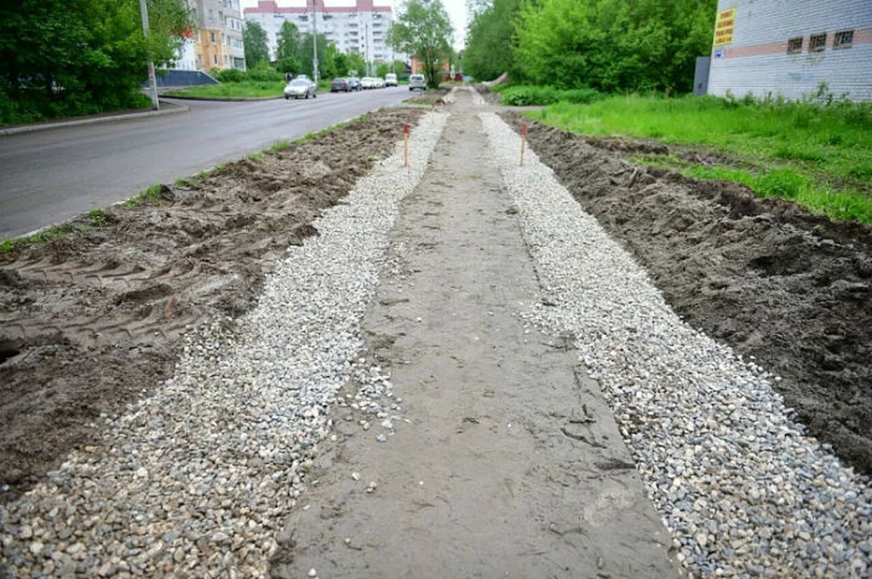 Работы начались с устройства пешеходной дорожки