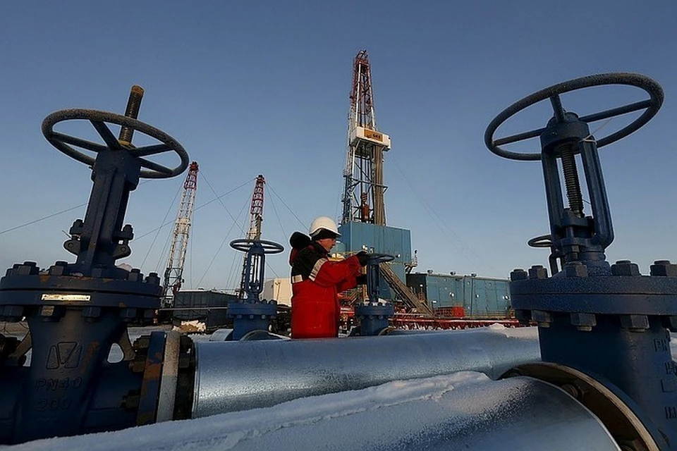 ОПЕК+ в субботу объявит о решении продлить уровень сокращения добычи нефти