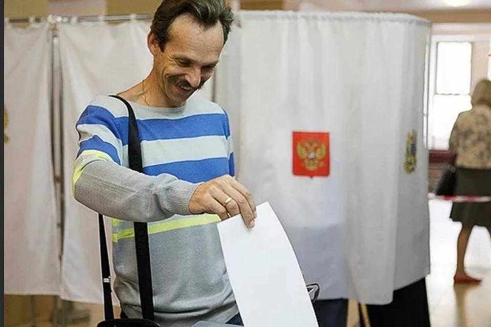 Розыгрыш комсомольская правда иркутск выборы. Мужчина голосует на выборах. Молодой человек голосует. Выборы фото. Молодые люди голосуют.