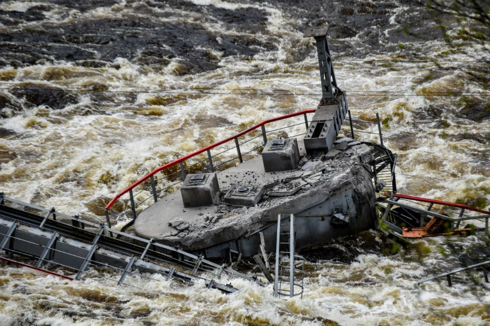 Вероятнее всего, мост рухнул не из-за паводка. Фото: МЧС по Мурманской области