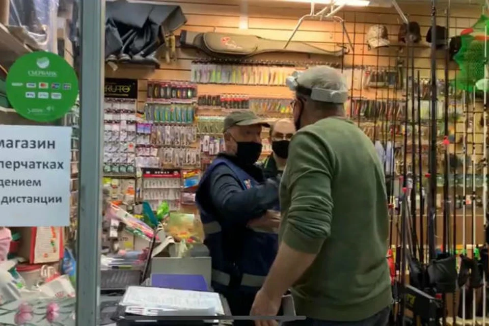 Агрессивный мужчина напал на чиновник, оштрафовавших рыболовный магазин в Санкт-Петербурге / Фото: Смольный