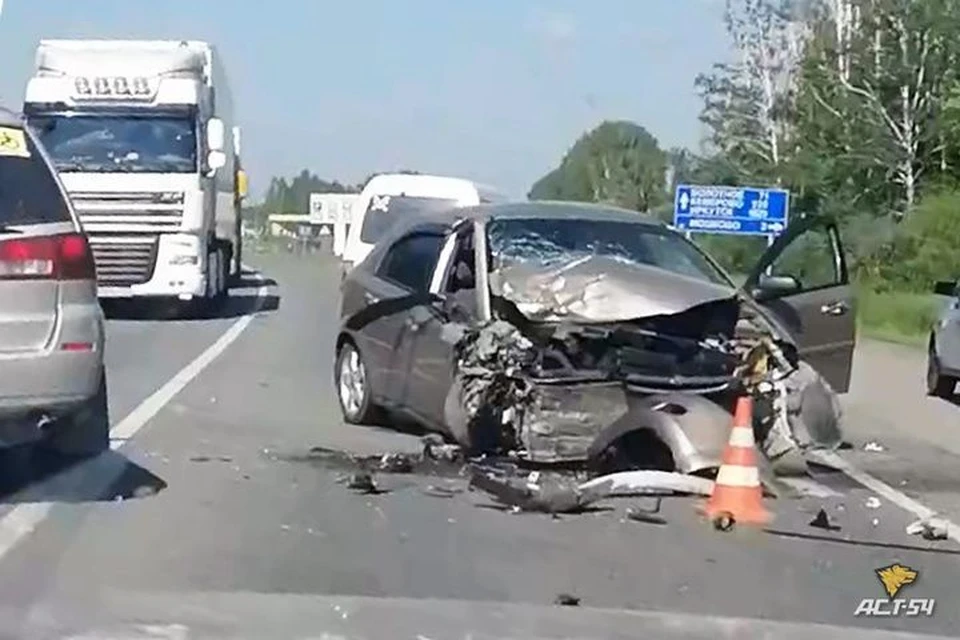 Из-за лося под Новосибирском друг в друга врезались две машины. Фото: «АСТ-54»