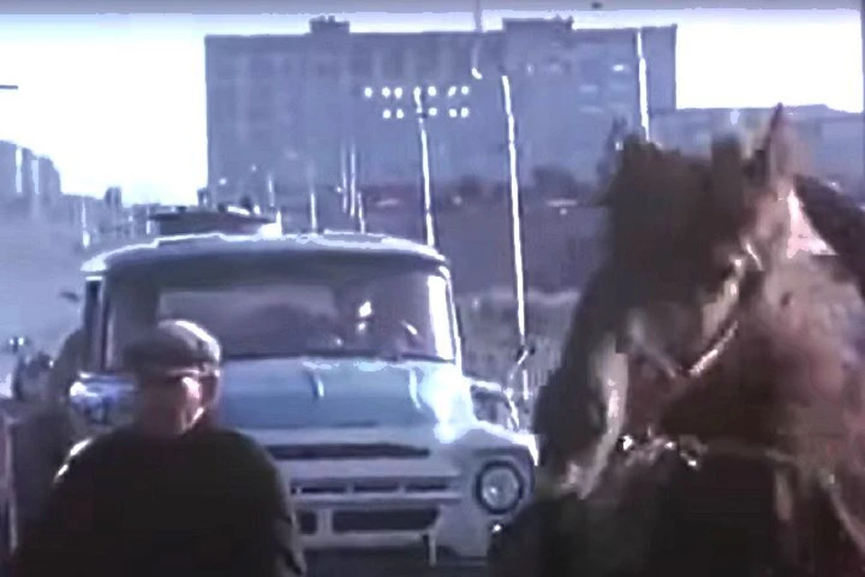В 1960-х годах на дороге среди машин могли встретиться и повозки с лошадями. Фото: стоп-кадр.