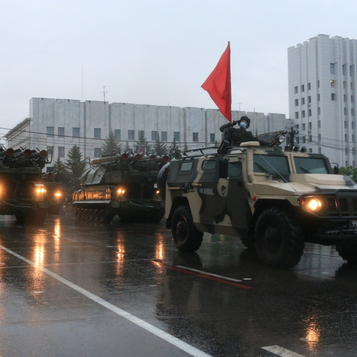 В Хабаровске военная техника, участвующая в параде 24 июня, прошла по  площади Ленина - KP.RU