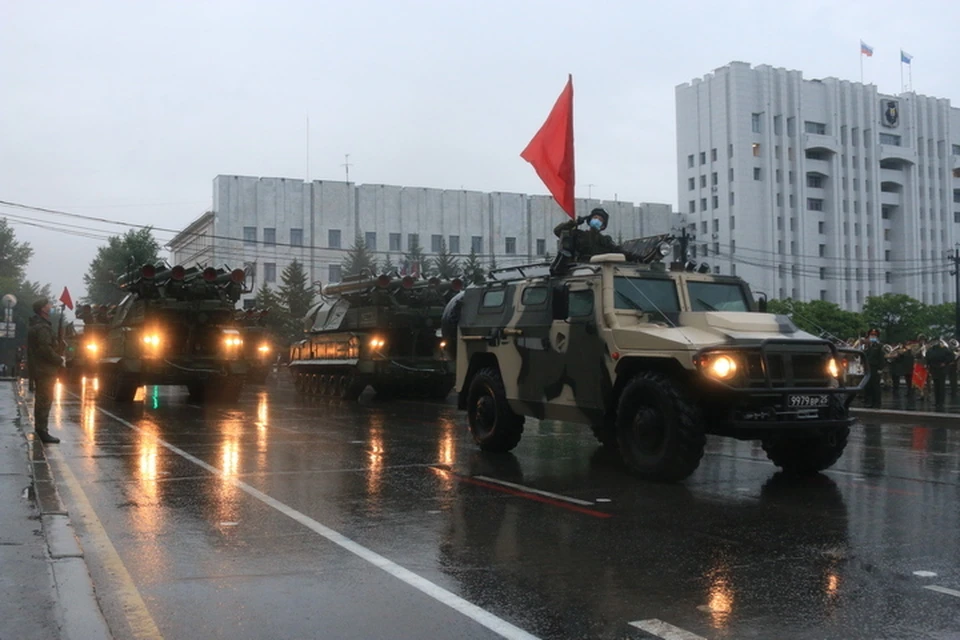 В Хабаровске военная техника, участвующая в параде 24 июня, прошла по площади Ленина