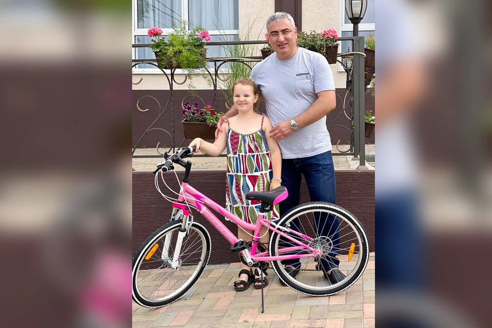 Илья Канакиди подарил девочке-спасительнице велосипед. Фото: соцсети.