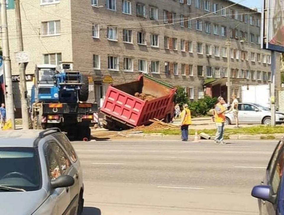 В Смоленске грузовик провалился под землю. Фото: Светлана Путилина, Инстаграм.