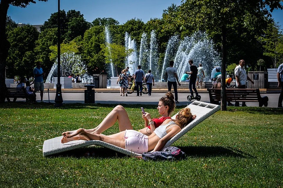Штормовое предупреждение в связи с аномальной жарой выпущено в Москве, где в ближайшее время температура достигнет 30-31 градуса выше нуля