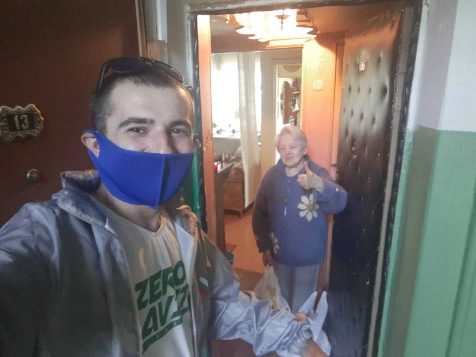 Влад доставляет лекарства пенсионерам уже три месяца. На этой работе он познакомился со своей девушкой.
