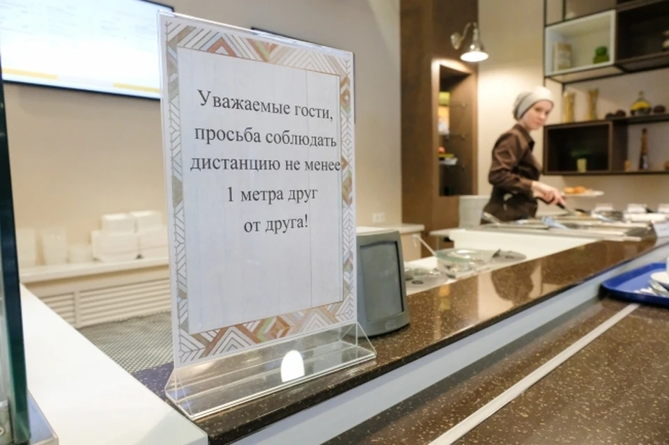 Подобные объявления появились в заведениях общепита еще в марте, когда им можно было работать