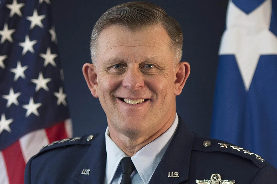 Франк Горенц - знаменитый генерал ВВС США, который служил командующим Военно-воздушными силами США в Европе и Африке, был заместителем начальника штаба по воздушным, космическим и информационным операциям.
