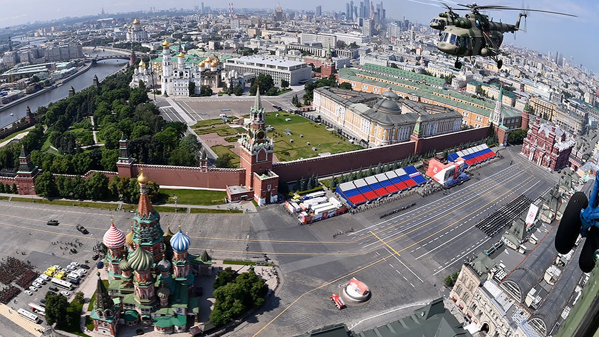 Парад из кабины вертолета: Уникальные фото и видео генеральной репетиции в  Москве - KP.RU