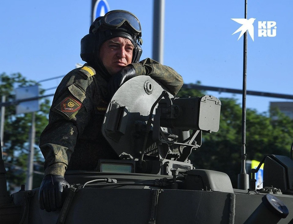 Видео с парада Победы отметилось уникальным пролетом камеры через ствол танка