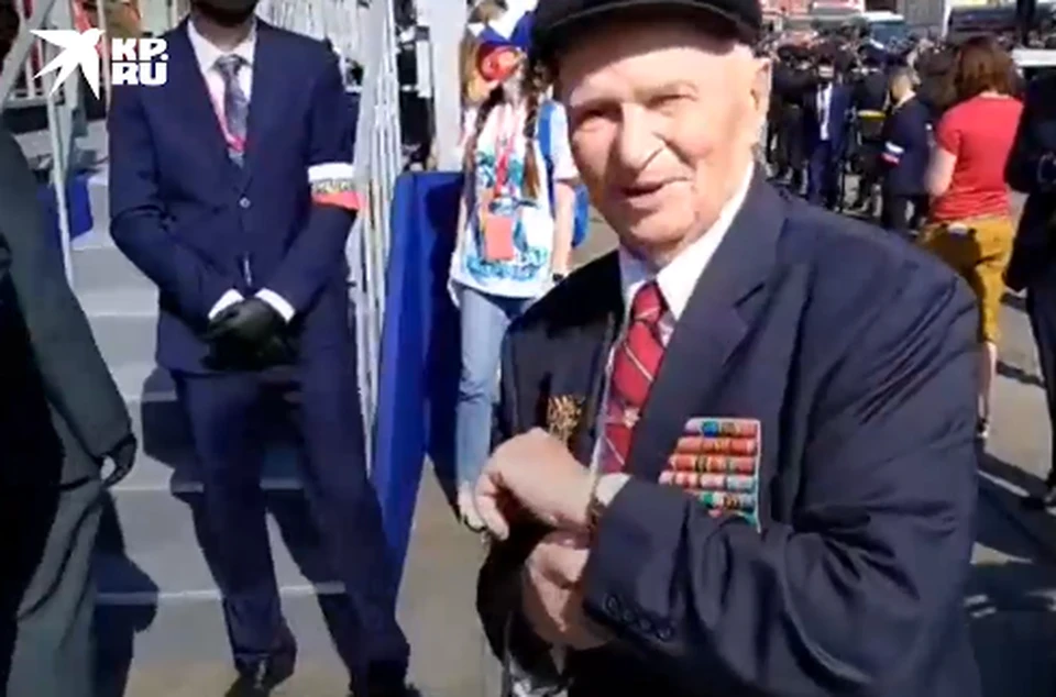 Ветеран показал подаренные ему Путиным наручные часы
