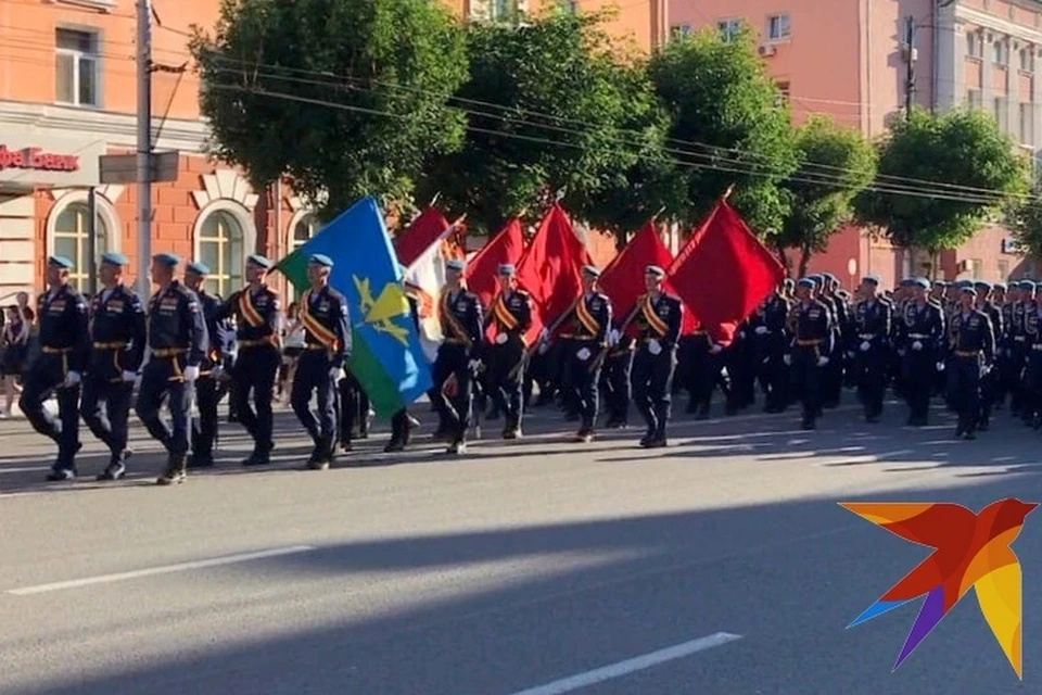 Парадная коробка десантников прошла по Первомайскому проспекту.