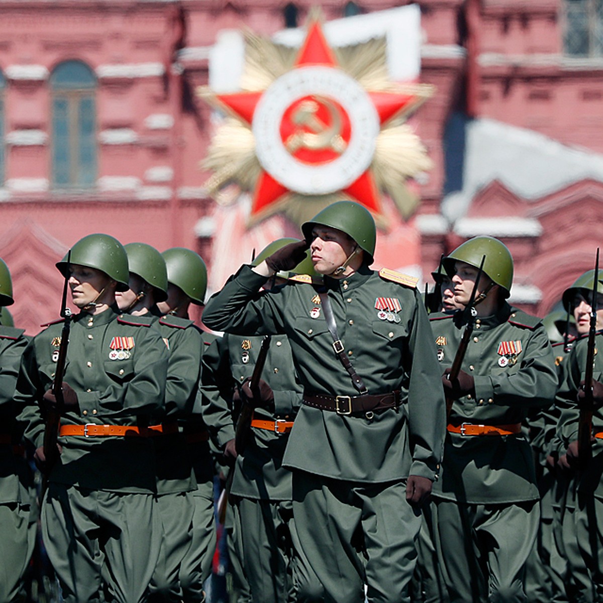 Солдат, отстраненный от парада Победы и разбивший стекло машины ФСО,  устроил не «провокацию», а ссору с сослуживцем - KP.RU