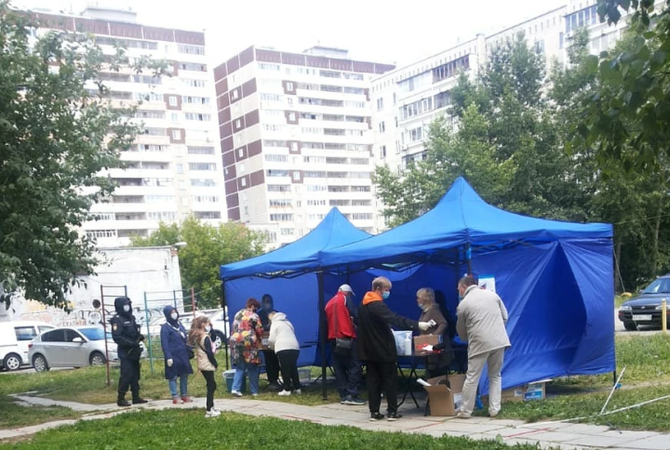 Один из пунктов для голосования во дворе дома №46 по улице Металлургов. Фото: читатель "КП"