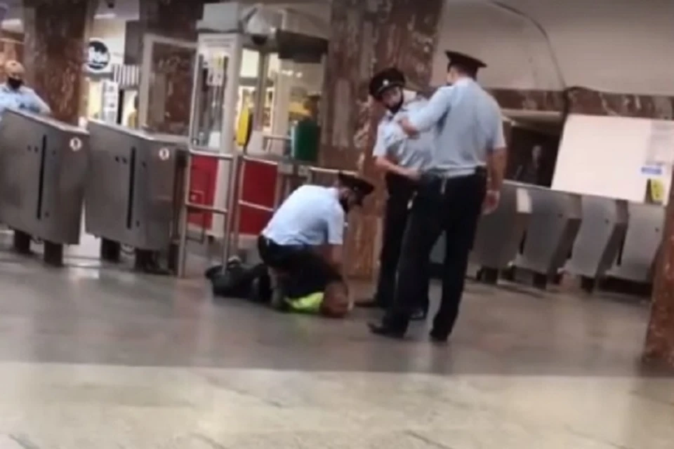 дебошир в новосибирске. росгвардия задержала дебошира. задержание в новосибирске в толмачево бекмурзиева юсупа. съемка сотрудников полиции. дебошир из новосибирска.