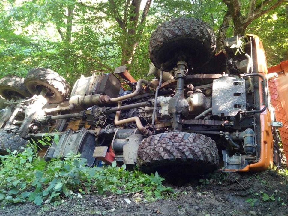 В Сочи КамАЗ упал в обрыв на лесной дороге. Фото пресс-службы Южного регионального поисково-спасательного отряда МЧС России