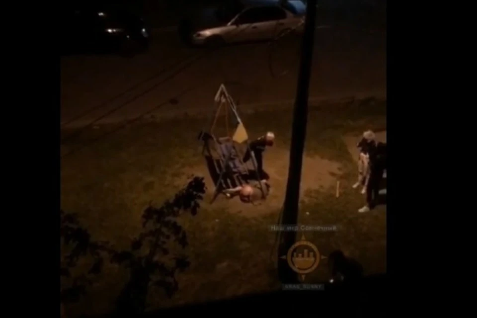 Зверски избившей битой красноярку в Солнечном оказалась 17-летняя девушка. Фото: стоп-кадр видео паблика "Наш микрорайон Солнечный".