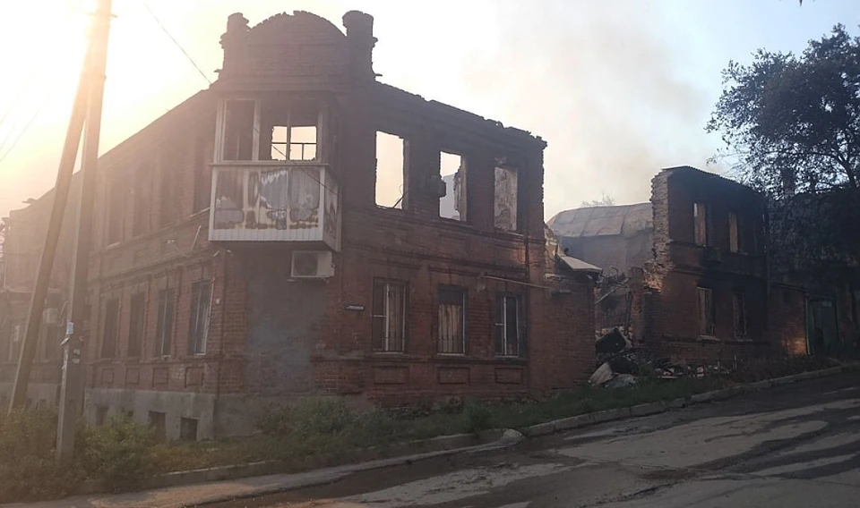 Один из самых крупных пожаров в центре города произошел за Театральной площадью. Фото: БОГОМОЛОВ Илья.