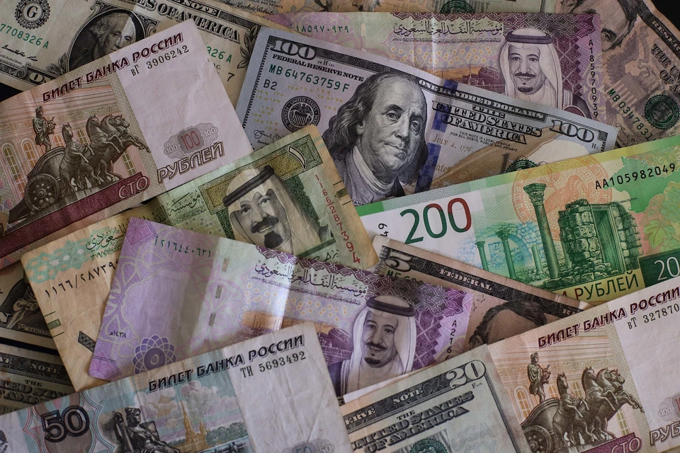 Курс доллара на Мосбирже поднялся выше 70 рублей