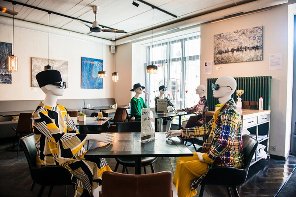 Манекены в нарядах литовских дизайнеров в кафе Вильнюса помогли и модельеров попиарить, и напомнить о соблюдении дистанции. Фото: Irt.lt