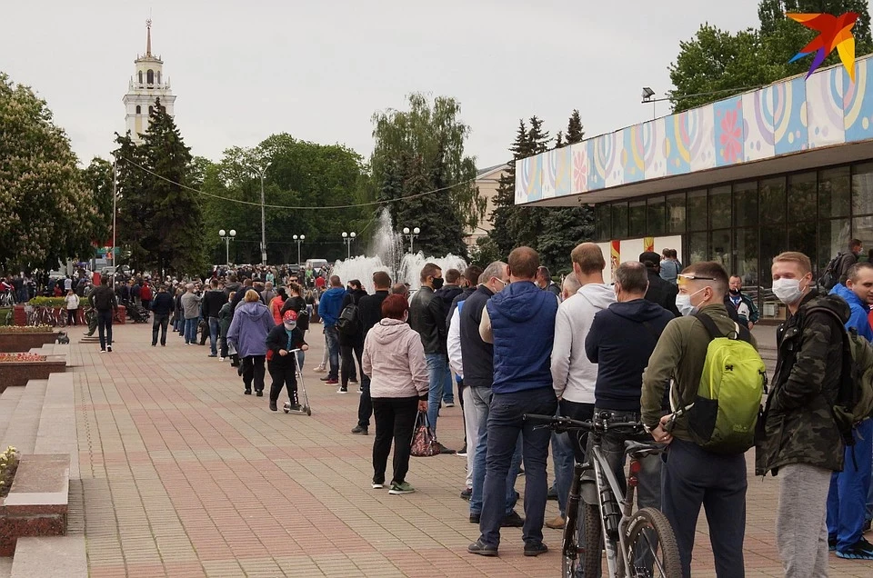 Гомель комиссия. Гомельский Центральный рынок фото. Очередь за подписью. Гомель Центральный городской рынок. Очередь к актеру за автографами.