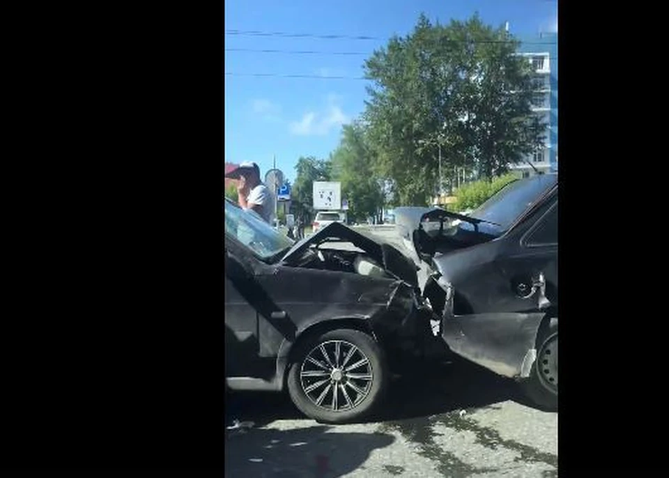 В Тюмени пьяный водитель собрал паровозик из машин. Скриншот из видео.