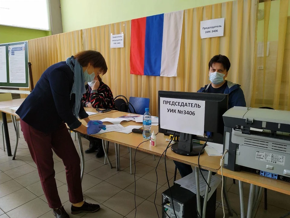 За поправки в Конституцию на избирательном участке школы №7 проголосовал глава региона Дмитрий Махонин