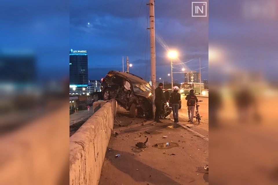 Машина едва не перелетела через ограждение моста. Фото: паблик ВК "Инцидент Екатеринбург"
