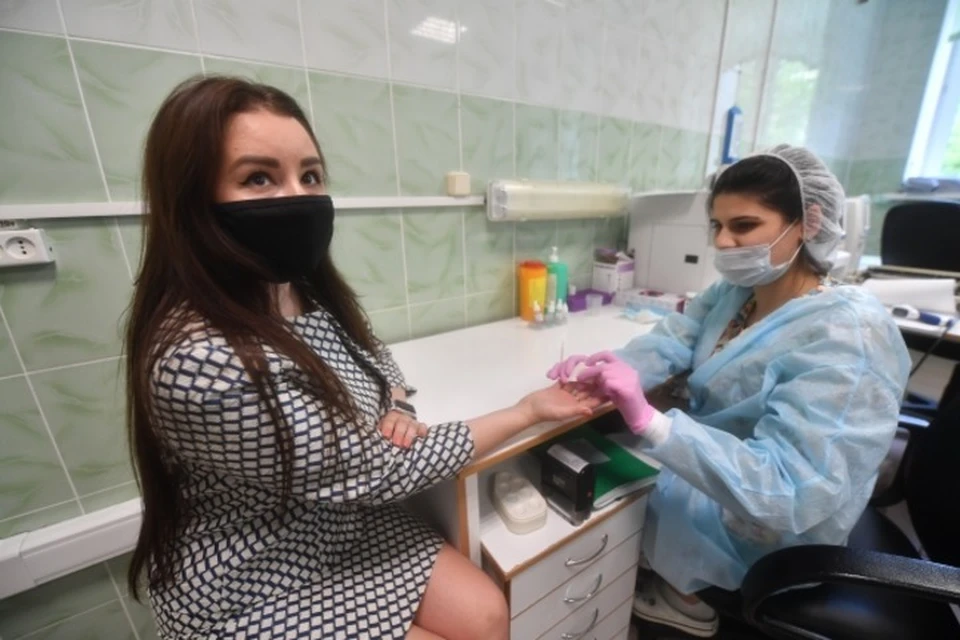 Немало медиков заразились на работе.