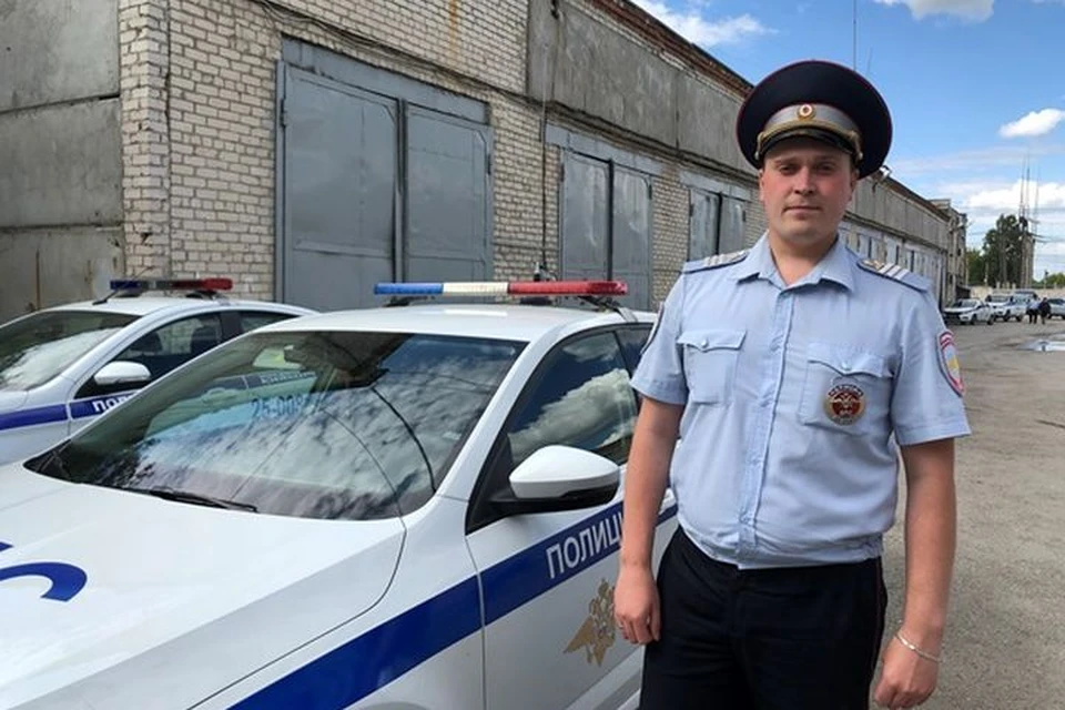 Старший сержант полиции Николай Лавров смог разговорить мальчика и узнать, где он живет. Фото: ГУ МВД по Свердловской области