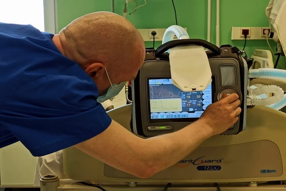 Больница Нягани получила уникальный подарок от спонсора – высокотехнологичный аппарат ИВЛ. фото депздрава ХМАО.