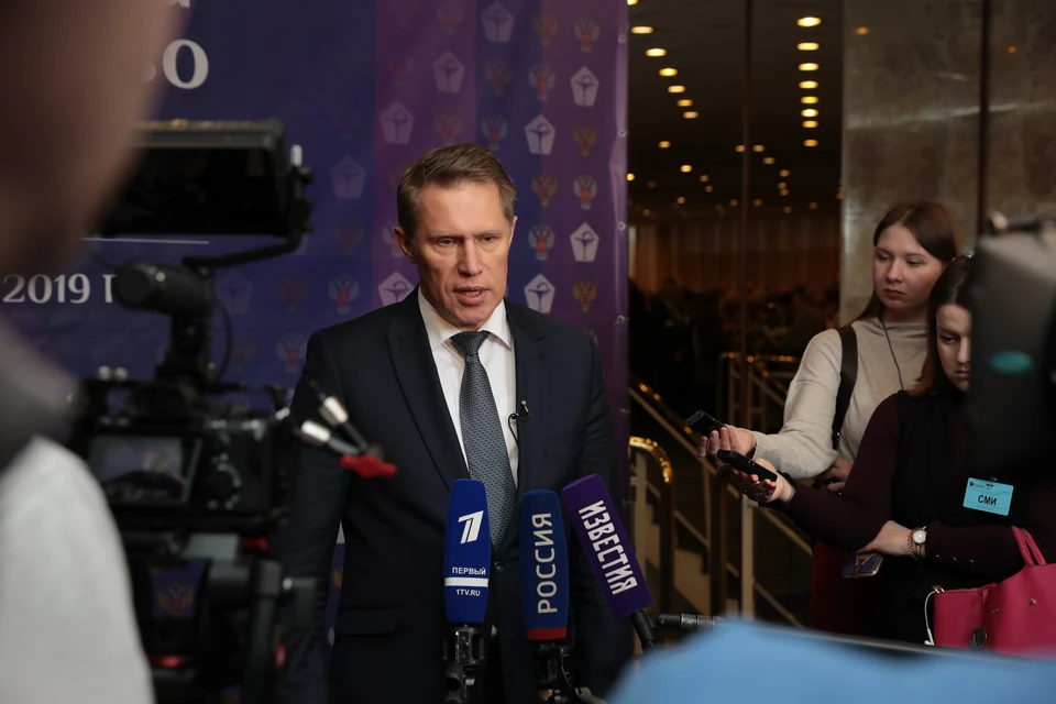 Михаил Мурашко считает, что перелёты, поездки на отдых и проведение концертов станет возможным не раньше февраля