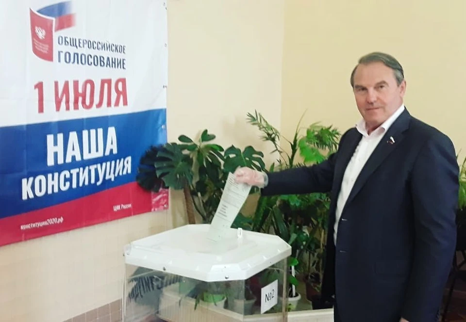 Сенатор Игорь Морозов заразился коронавирусом. Во время голосования по поправкам в Конституцию политик снял маску.