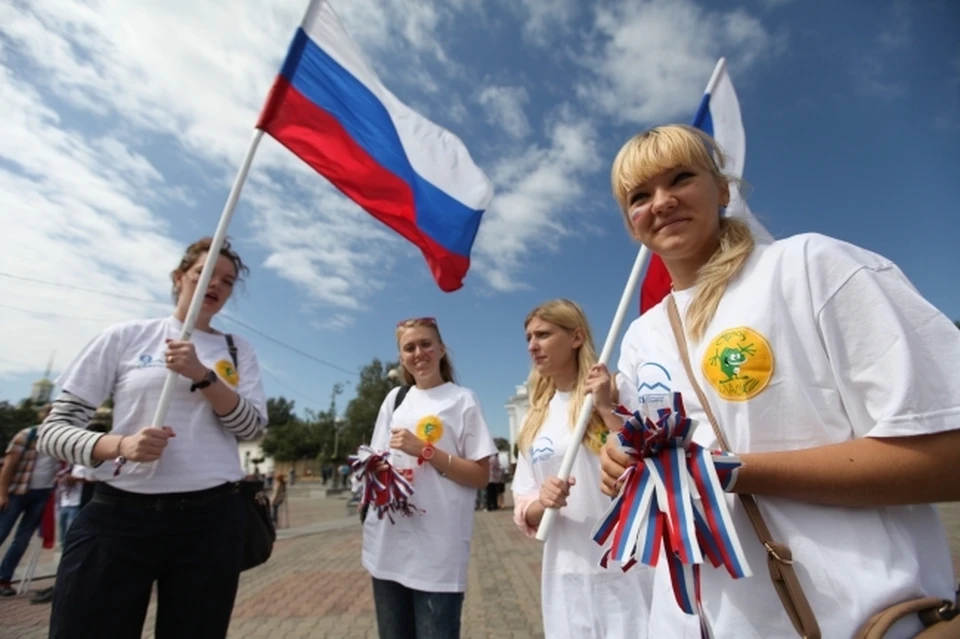 На флешмобе были «Волонтеры Конституции». Они раздавали флажки России и ленточки-триколоры.