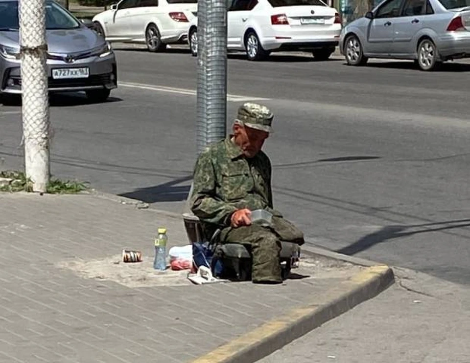 Мужчина каждый день просит милостыню около "Привоза". Фото: соцсети
