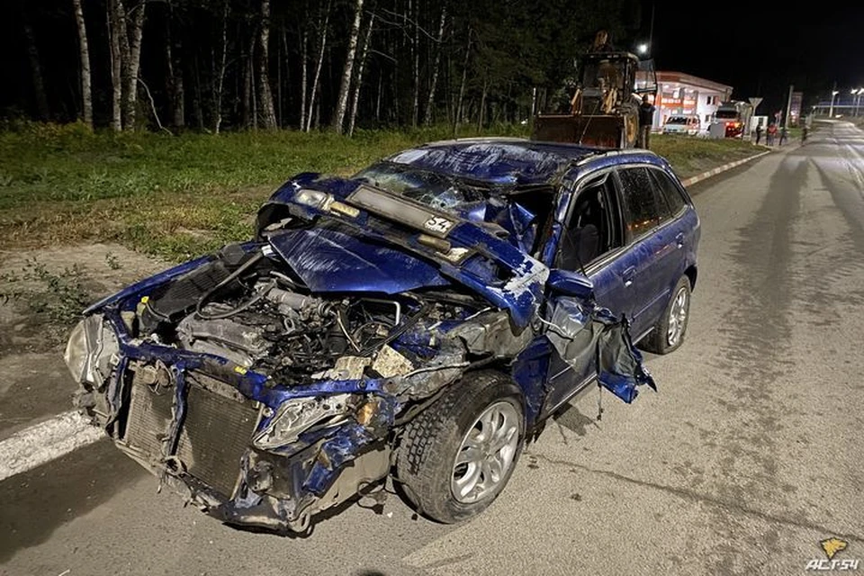 Иномарке снесло капот после столкновения с грузовиком. Фото: «АСТ-54»