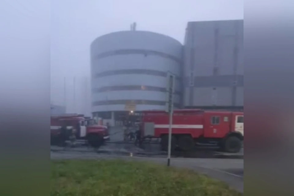 Крытая парковка загорелась ночью в Кемерове. ФОТО: кадр видео vk.com, "Регион 42"