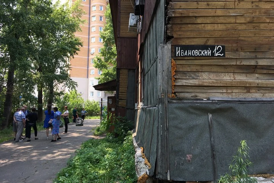 В Хабаровске жильцы барака, в котором рухнул потолок, не хотят переезжать из разрушенного дома