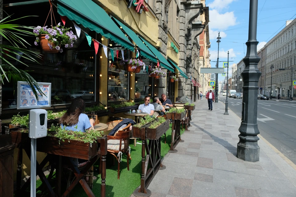 Петербургские рестораны стали вводить депозит за столики на террасах.