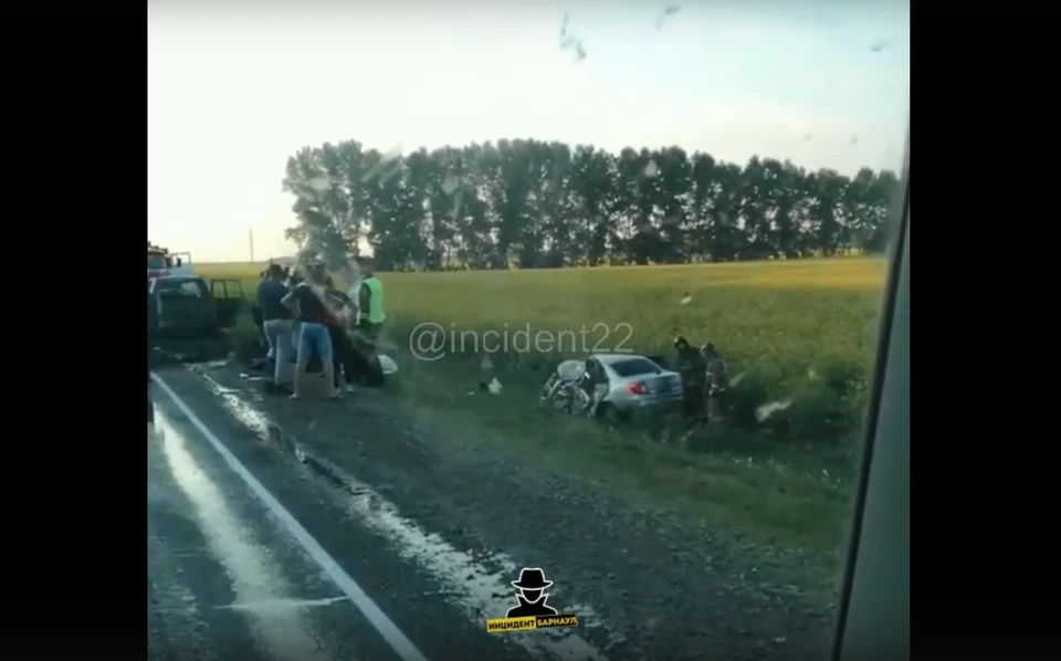 Один человек погиб и четверо пострадали в аварии на бийской трассе